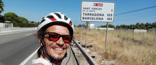 Oran-Istanbul-Oran 2021: le cyclo-voyageur Norine Chouarfia arrive en Catalogne
