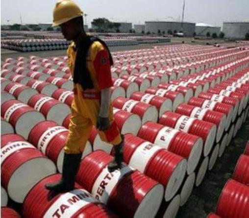 Rumeurs et dollar fort malmènent le baril: Alger retient son souffle