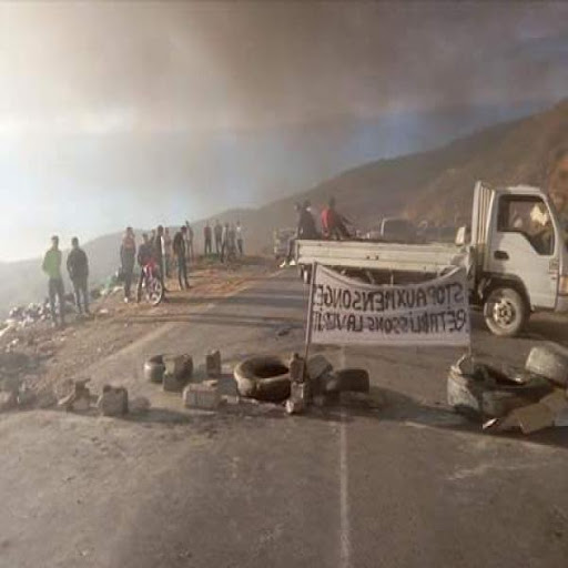 Tizi-Ouzou: rassemblement devant le siège de la CASNOS, RN12 fermée à Adekar