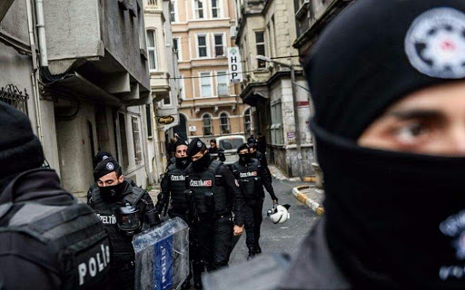 Turquie : 640 kilos d’explosifs retrouvés dans un cimetière.