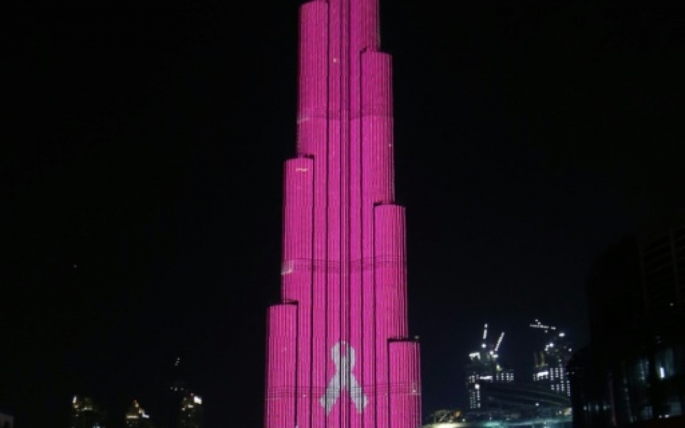 Dubaï: la plus haute tour du monde illuminée en rose contre le cancer du sein.