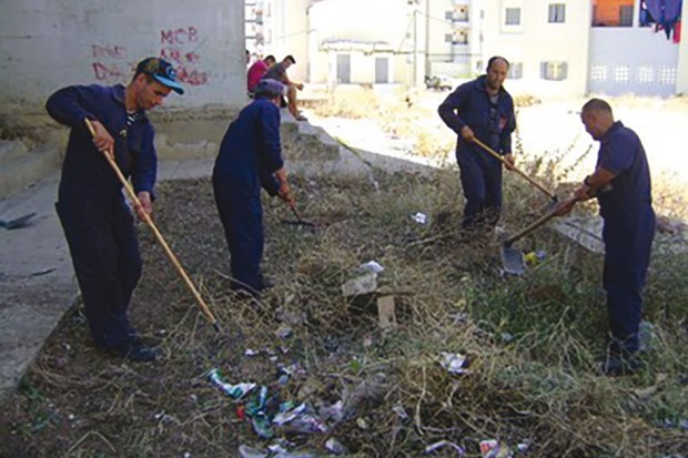 Deuxième semaine de l&rsquo;opération de nettoyage: La ville de Bouira reprend des couleurs