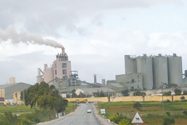 Le P/APW d’Aïn Témouchent à propos de la pollution induite par la cimenterie de Béni-Saf: “Nous aurions pu fermer l’usine”