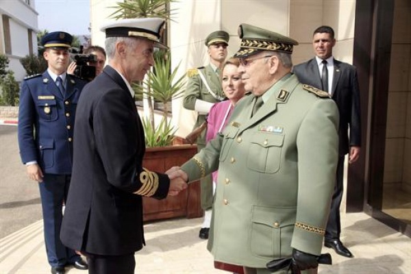 Gaïd Salah reçoit le chef d’État-major des forces armées françaises