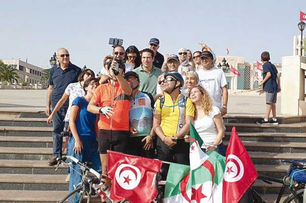 Pour valoriser un moyen de transport économique et écologique: Deux Tunisiens et un Algérien font Alger-Tunis à vélo