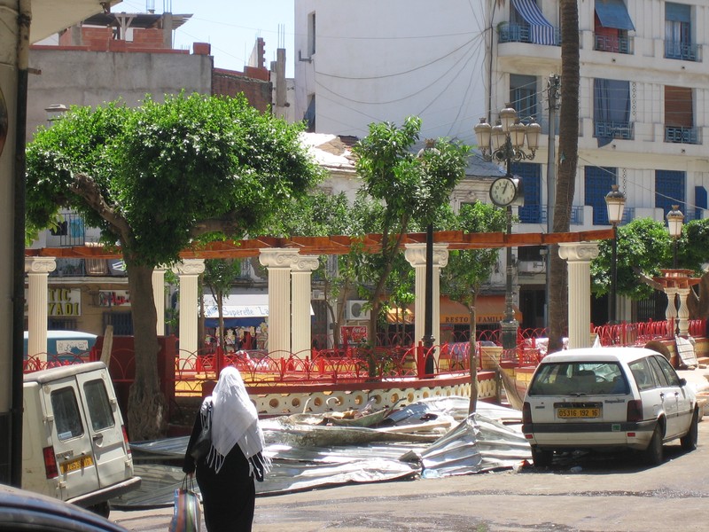AU JARDIN DE LA RUE FERHAT-BOUSSAD (MEISSONNIER) Les camelots font de l’ombre aux retraités