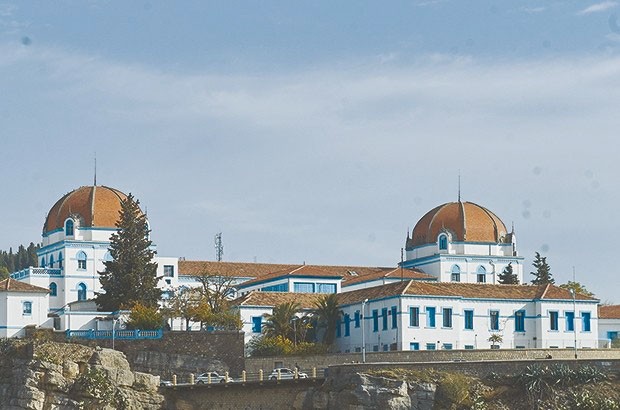 Le chef de service de la maternité du Chu Ibn-Badis: “Libérez les lits…”