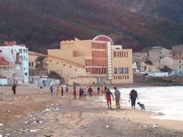 Pollution à Tipasa Triste automne à Chenoua-plage