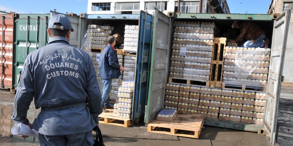 Tébessa: 27 000 litres de gasoil et plus de 15 tonnes de fruits exotiques saisis par la douane