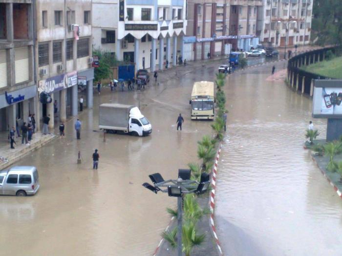 Les eaux ont inondé les places publiques, les routes et les trottoirs: Tizi Ouzou dans la gadoue