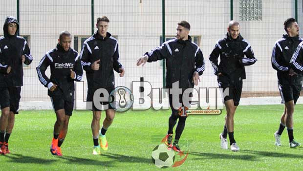 Mandi a droite, Ghoulam à gauche, Medjani et Belkaroui dans l’axe