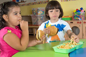 Pollution et malbouffe: Comment notre mode de vie attaque le cerveau des enfants