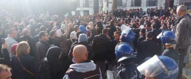 Projet de loi sur la retraite: sit-in de l’intersyndicale empêché à Alger, le FFS et la LADDH dénoncent la répression policière