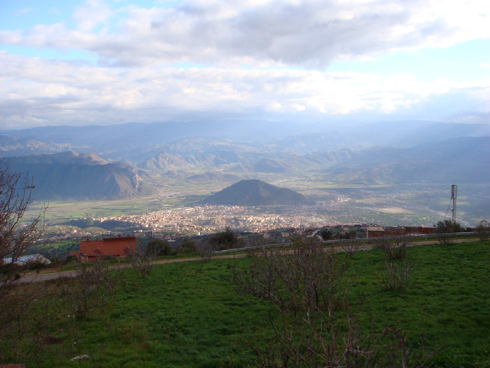Deux morts, deux véhicules calcinés et une personne sous les verrous: Une fermeture de routes tragique