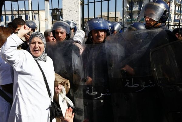 Les étudiants en pharmacie protestent : Pour de meilleures conditions d’apprentissage.