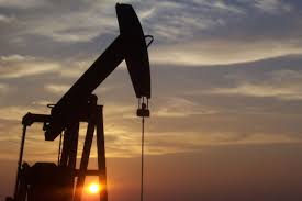 Le pétrole creuse ses pertes, les réserves américaines s’accumulent