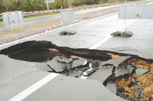 Elle est signalée depuis deux mois: Une fuite d’eau provoque un affaissement de la chaussée à Birkhadem