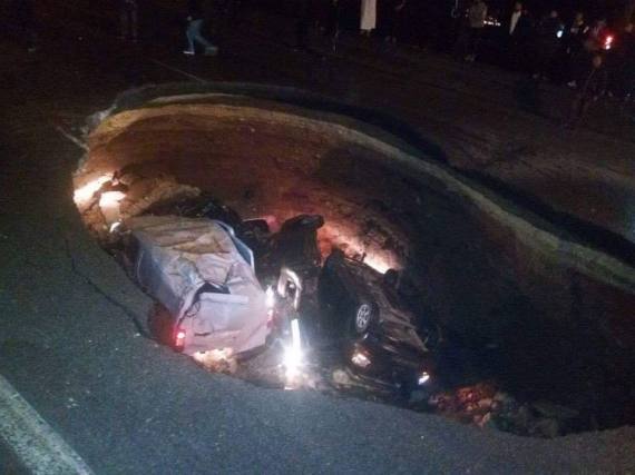 Alger : plusieurs véhicules tombent dans un gros trou sur l’autoroute à Ben Aknoun