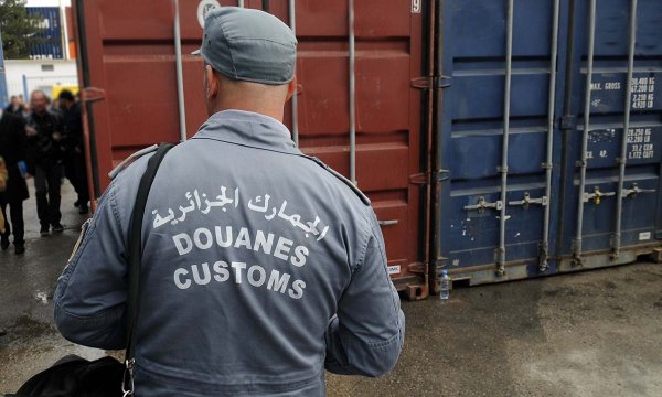 Un douanier arrêté pour trafic de véhicules et de stupéfiants