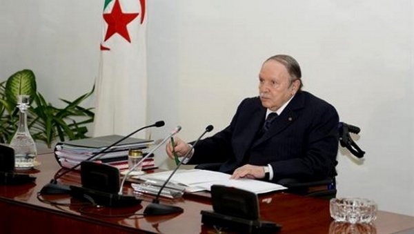 Le Président Bouteflika signe la Loi de finances 2017