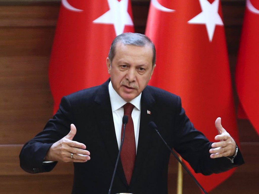 Erdogan demande aux observateurs européens de « rester à leur place » et envisage un référendum sur l’UE