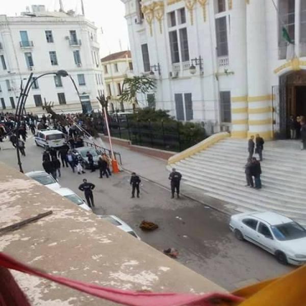 Algérie: Un homme s&rsquo;immole par le feu devant la Cour de justice de Constantine