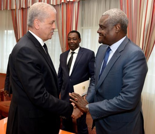 M. Sellal reçoit le ministre tchadien des Affaires étrangères.
