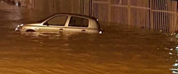 Alger se noie, des axes routiers bloqués, des véhicules emportés par les averses