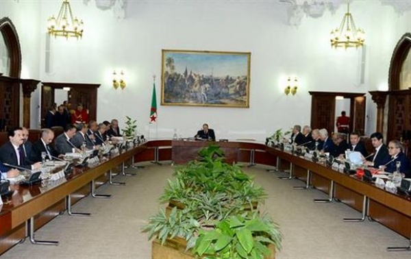 IL SIGNE LA LF 2017, ÉVITE DE PARLER D’AUSTÉRITÉ ET PASSE SOUS SILENCE LES SCANDALES Le grand zapping de Bouteflika