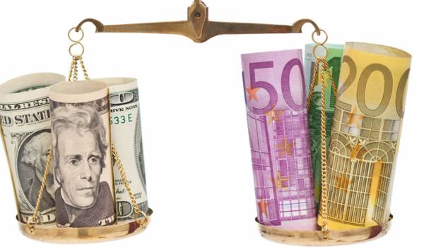 L&rsquo;euro retombe à ses plus bas niveaux depuis 14 ans face au dollar