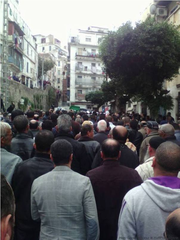 Les Algérois accompagnent en nombre la dépouille de cheikh Amar Ezzahi au cimetière El-Kettar