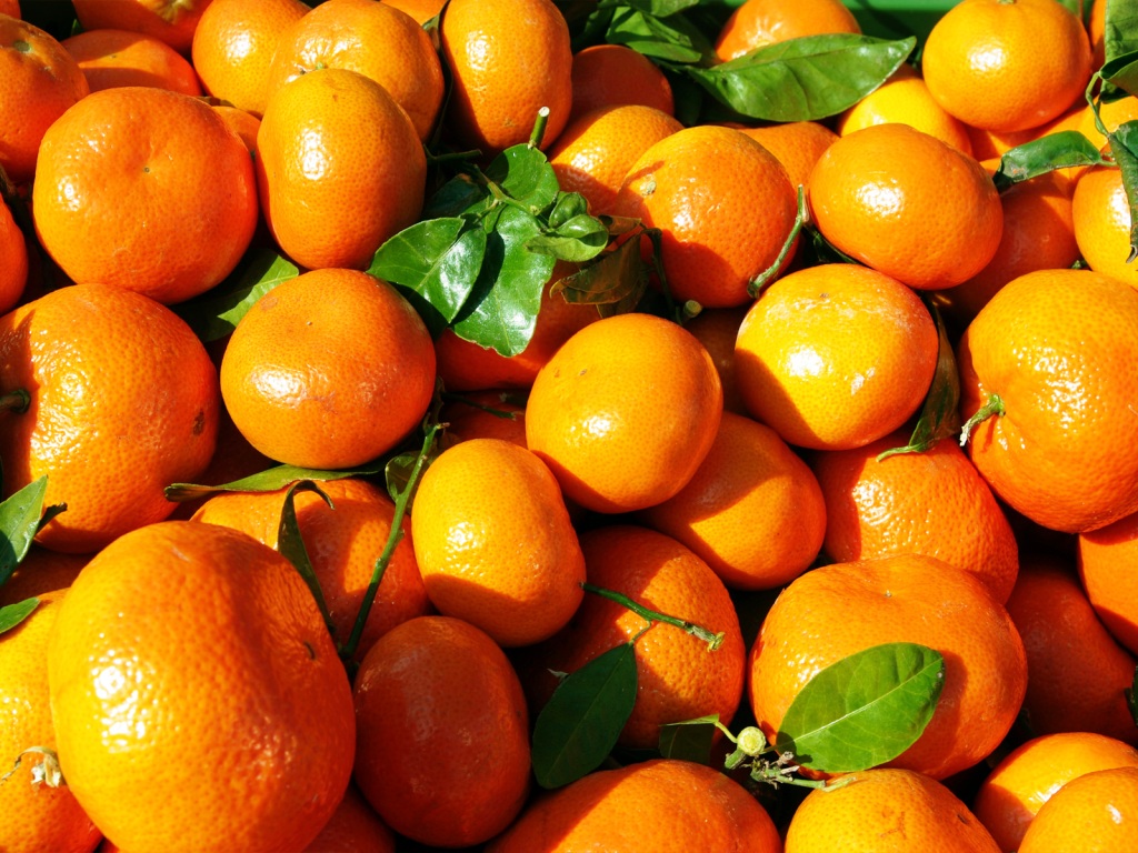 Les étals regorgent de mandarines et de pommes locales.