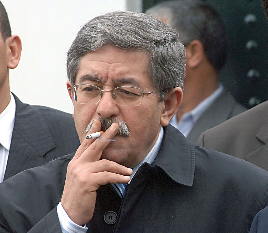 Algérie: Ouyahia soutient l’action du gouvernement dans la conjoncture difficile que traverse le pays.