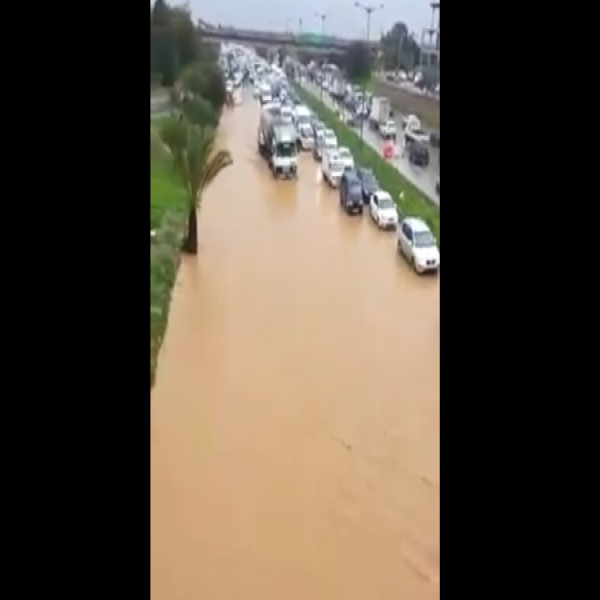 Alerte- L’autoroute Alger-Blida complètement bloquée par les inondations (Vidéo)