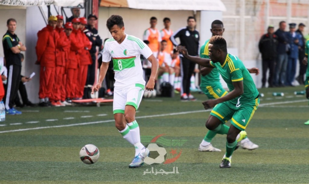 Les photos de joueurs en train de surfer lors du match Algérie-Mauritanie font le buzz