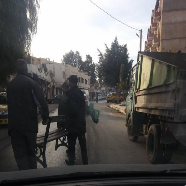 Béjaia: Retour au calme et nettoyage des rues, les commerces toujours fermés (photos)