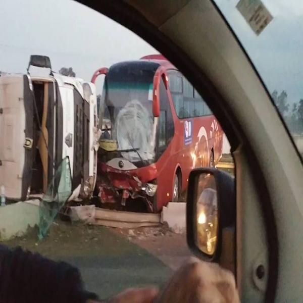 Accident spectaculaire impliquant un bus et un camion semi-remorque à Alger