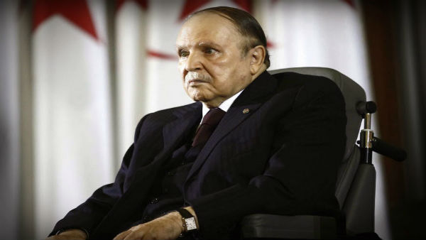Le Président Bouteflika appelle le patronat à accroître les investissements
