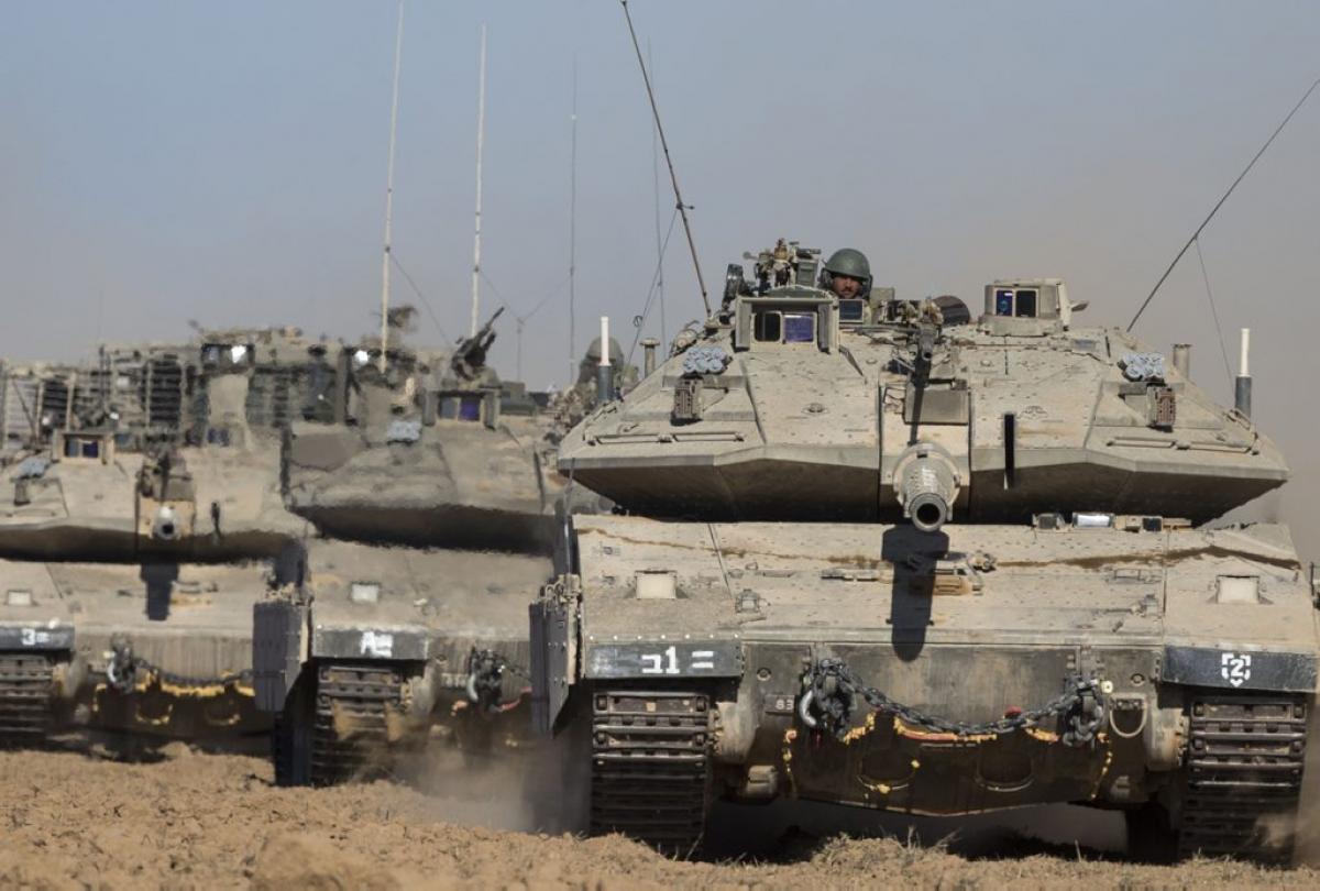 Des chars israéliens bombardent Ghaza