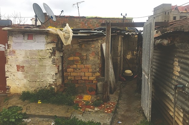 Ils se disent ignorés par les pouvoirs publics: Bouira : mal-logés et livrés à la rigueur de l’hiver