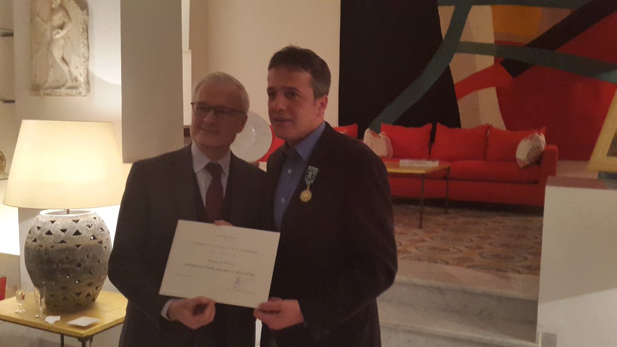 Ali Dilem reçoit les insignes d’officier des Arts et des Lettres