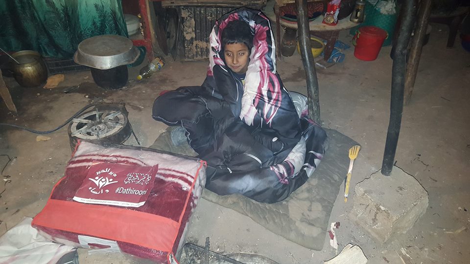 El Bayadh: Sous la neige, de jeunes bénévoles distribuent des couvertures aux nécessiteux.