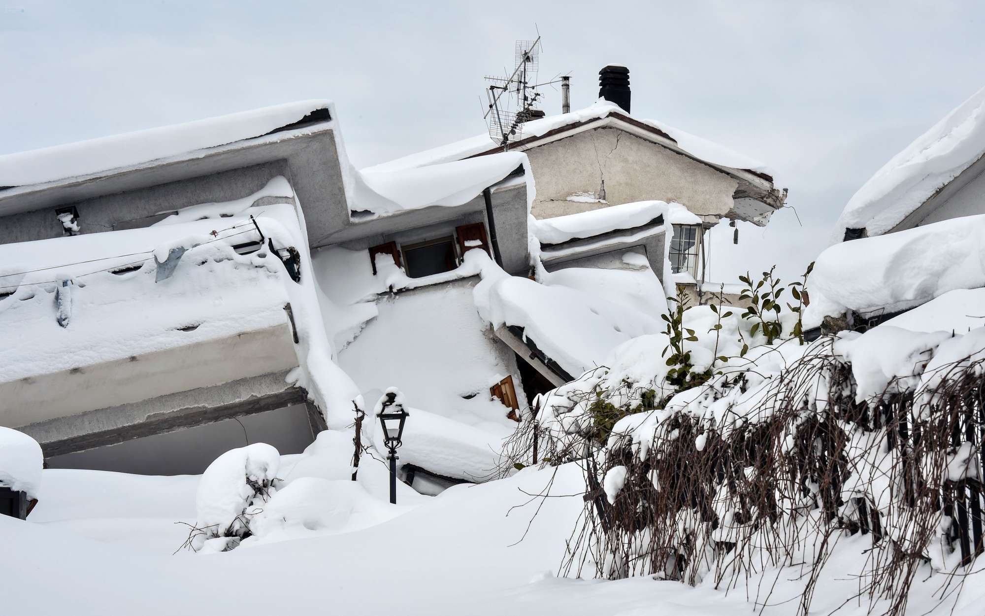10 survivants sous les décombres de l’hôtel dévasté