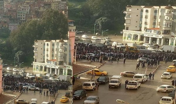 Des collégiens de Skikda ont manifesté contre l’assassinat de leur camarade Kamel Boukerma