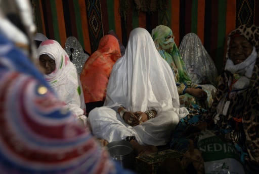 Algérie: des mariages collectifs pour convoler malgré la pauvreté