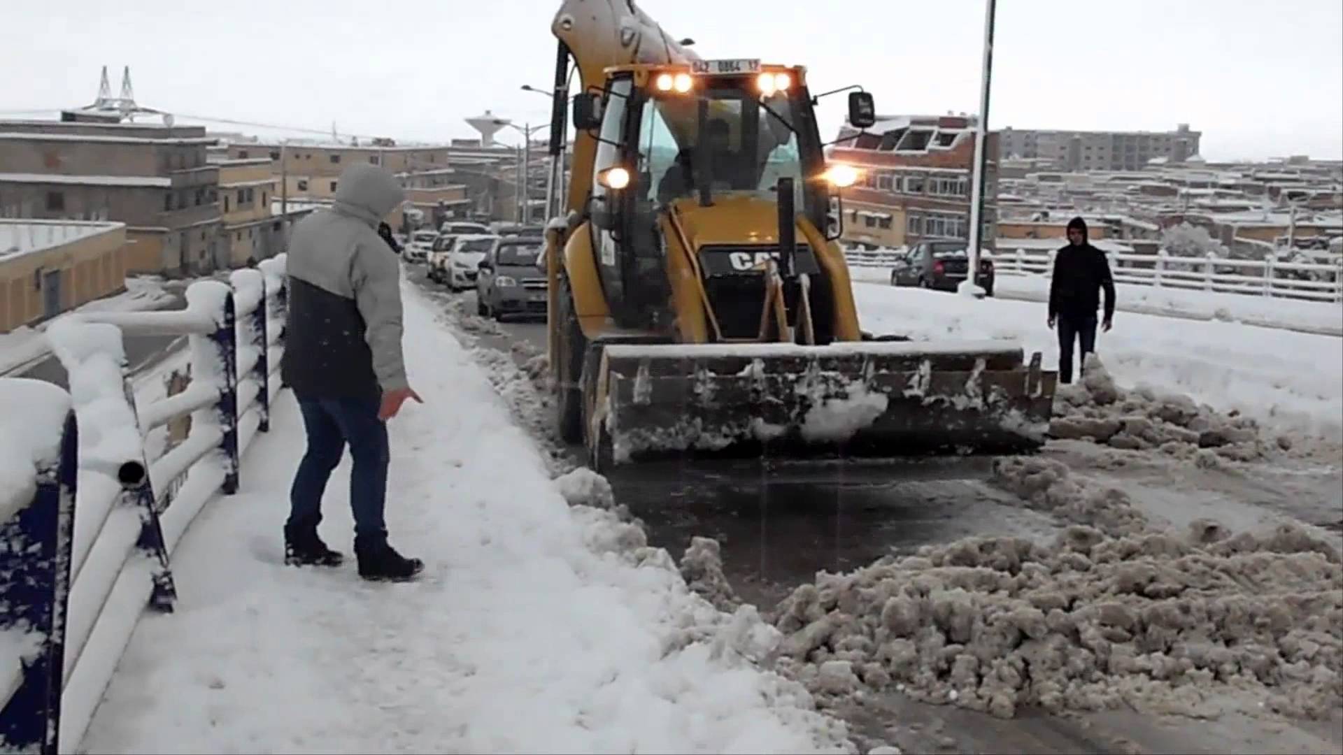 La neige a fortement dérangé la circulation sur de nombreux axes routiers du pays: Le mauvais temps jusqu’à jeudi