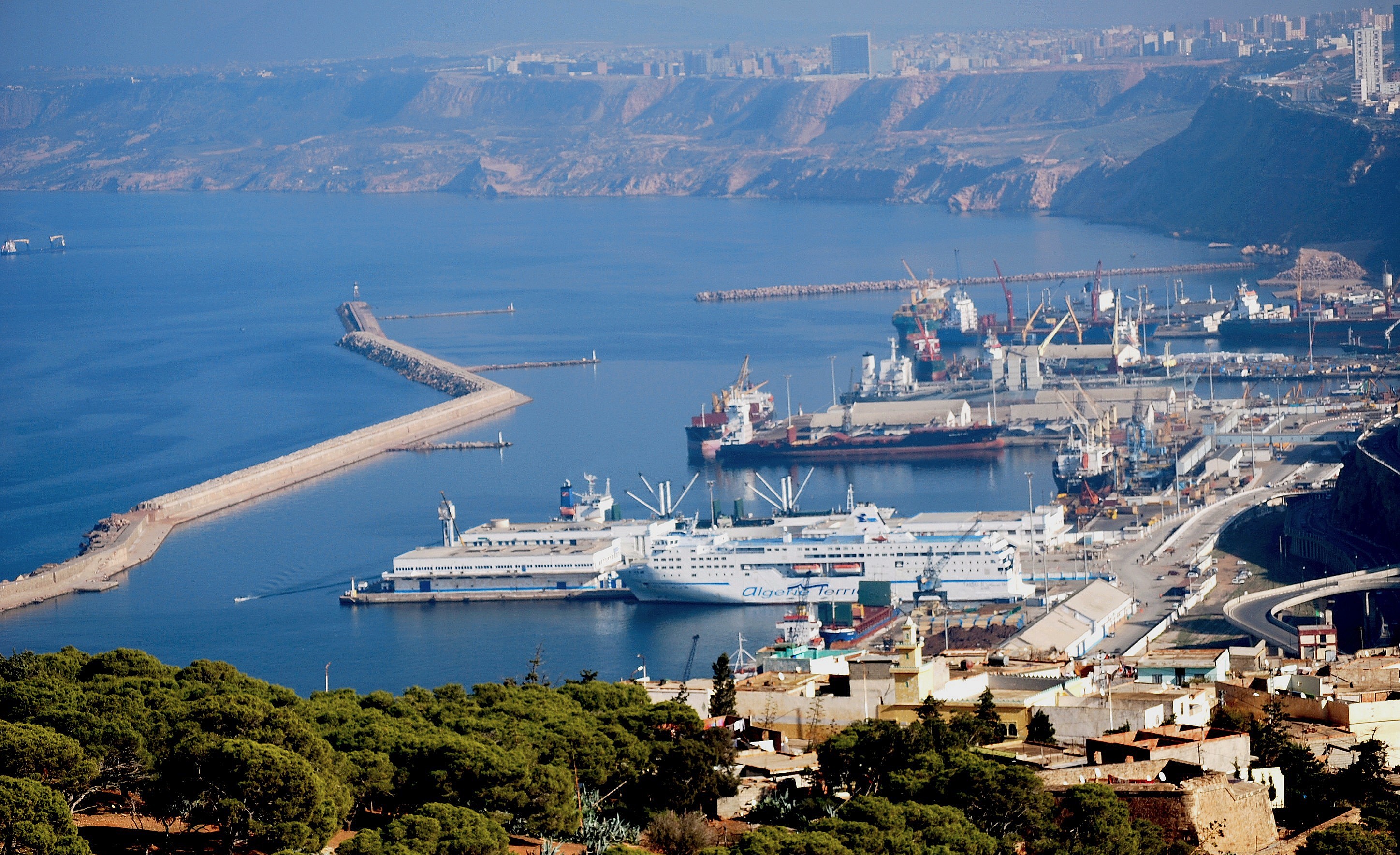Город порт в алжире. Порт Оран. Морской порт Алжира. Оран Алжир. Морские Порты Алжира.