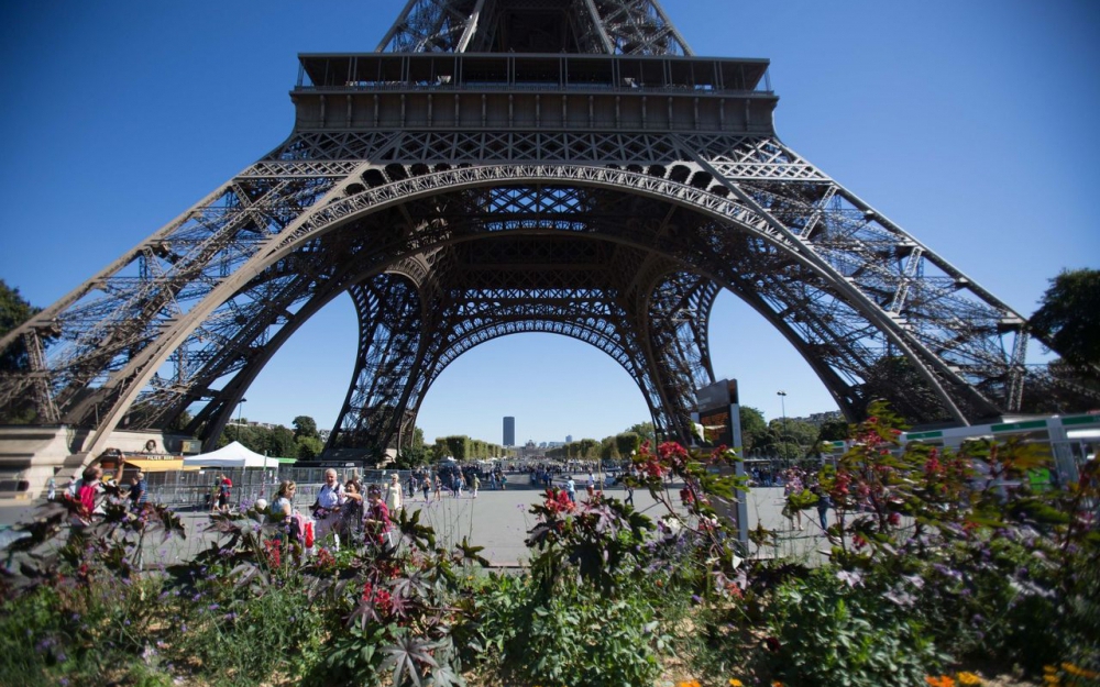 Paris : la tour Eiffel bientôt bunkérisée derrière un mur de verre
