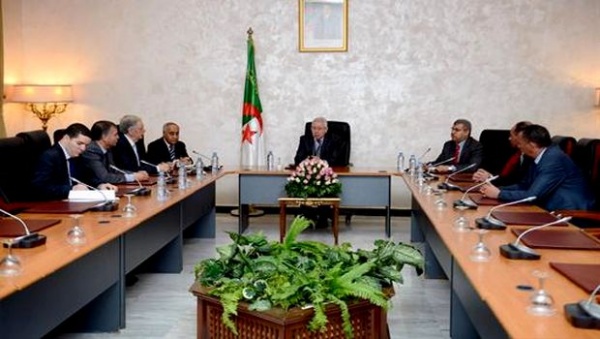 Bensalah installe les membres du bureau du Conseil de la Nation