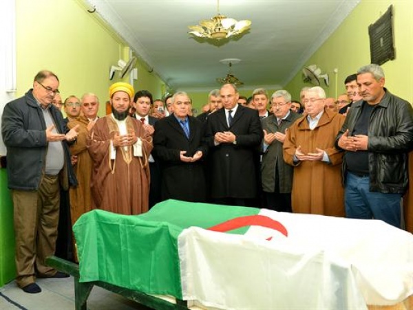 Oran: Le défunt sénateur Miloud Chorfi inhumé au cimetière d’Aïn El Beïda